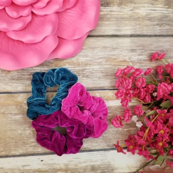 Brandy Melville Photo + 3 Velvet Mermaid Scrunchie - Picture 3 of 5